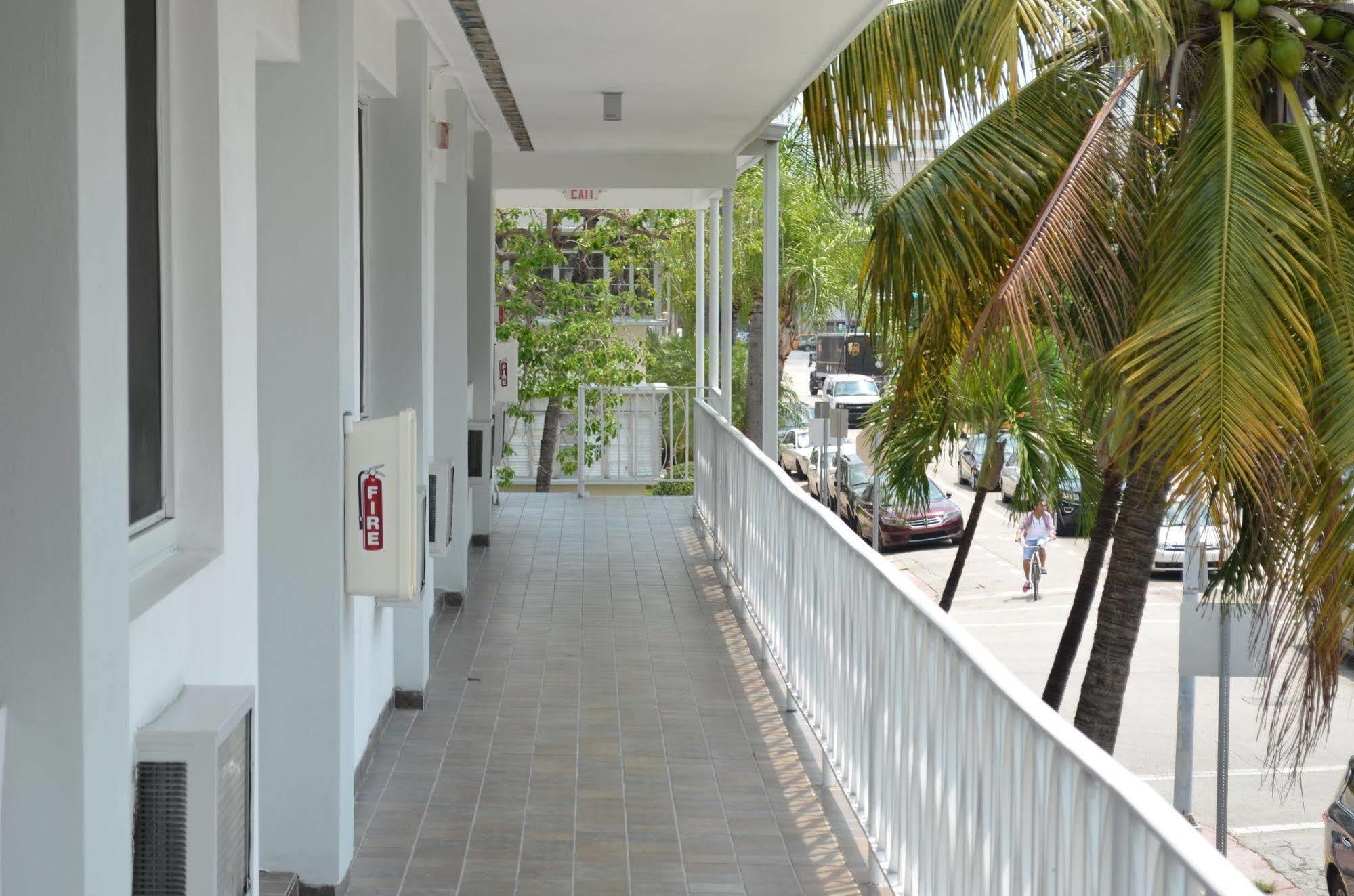 Miami Club Resort Miami Beach Exterior photo